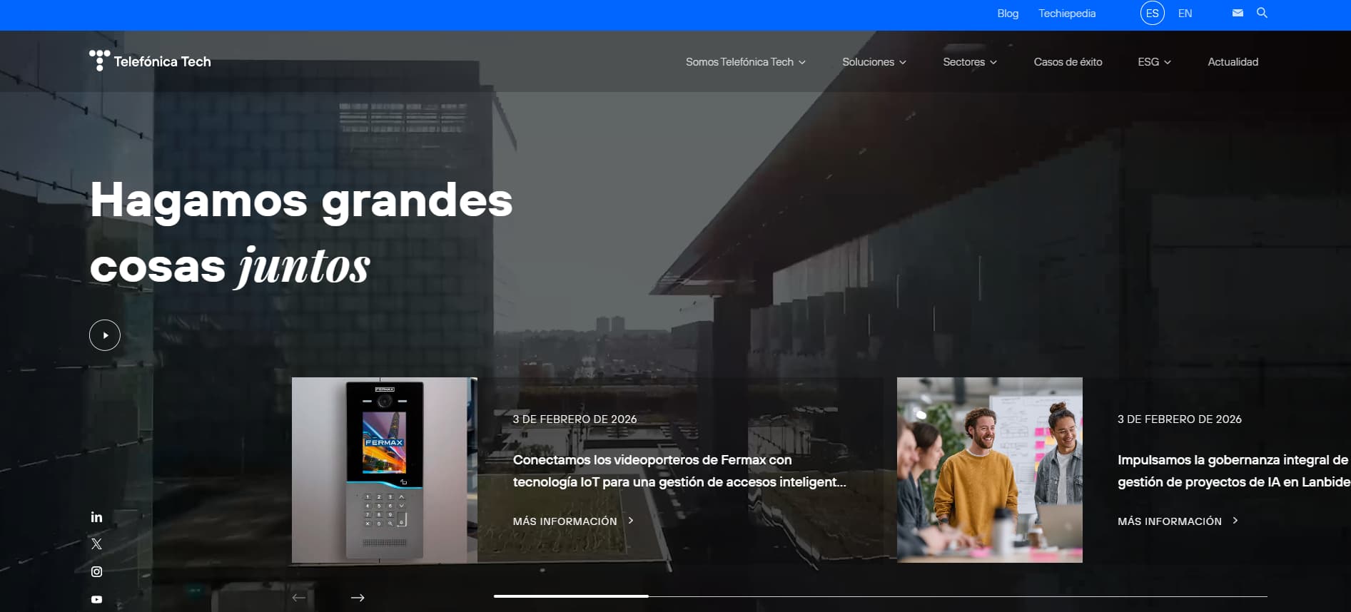 Corporate website banner with Spanish headline “Hagamos grandes cosas juntos,” showing a modern city building background and news cards with technology and business imagery.